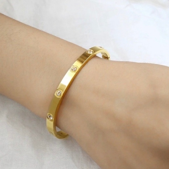 Jewelry - NEW GOLD ROUND DIAMOND BANGLE BRACELET